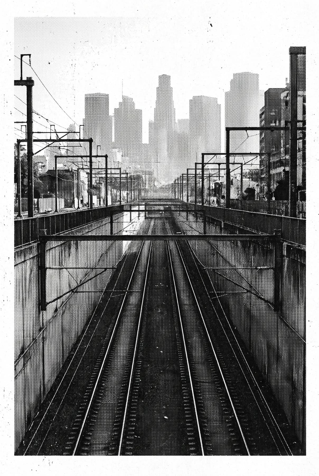 Veduta dall'alto di un incrocio urbano con strade e infrastrutture, in bianco e nero ad alto contrasto.