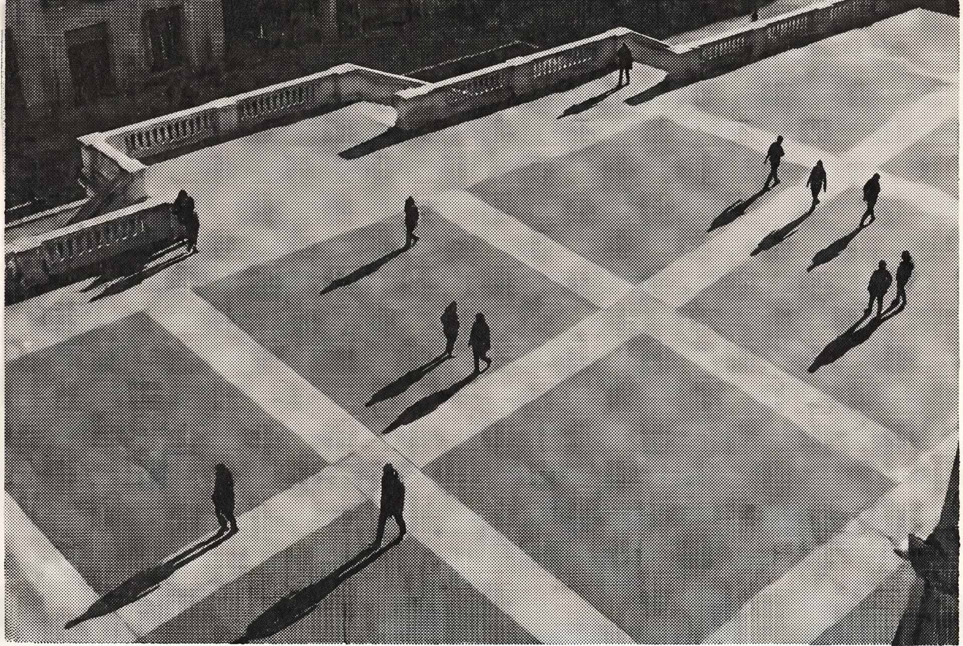 Veduta obliqua dall'alto di una piazza pavimentata a rombi, attraversata da figure minute con ombre lunghe.